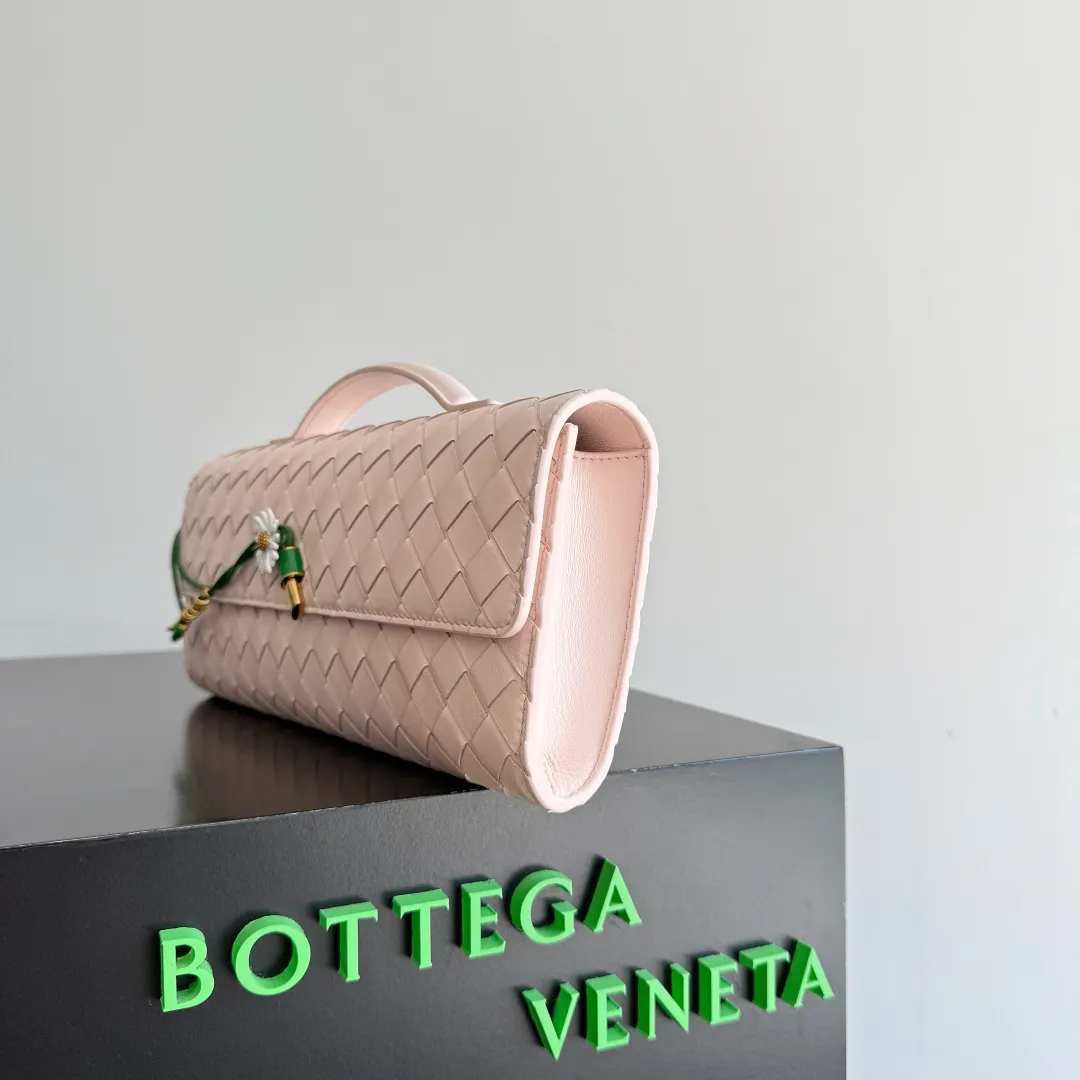 Batch 1720 Bottega Veneta clutch bags are shipping! The carefully crafted latch opening and closing is like a small key, giving us a sense of ritual every time we use this bag. The innovative design this time is to make the latch part into the shape of a small daisy. The originally elegant and restrained style instantly adds some playfulness, and matches with a skirt. Going out for a picnic or admiring the scenery will add to the overall look🌸🌸The heavily crafted daisy is lifelike and full of exquisiteness. The fixed rope is also decorated with a winding golden rope and a small leaf, echoing the daisy. The whole bag looks very coordinated. Style number: 836810 (741511) Size: 31*13*3cm